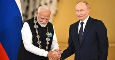 Vladimir-Putin-awards-PM-Mo